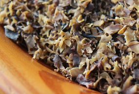 Up-close shot of sea moss in a wooden bowl