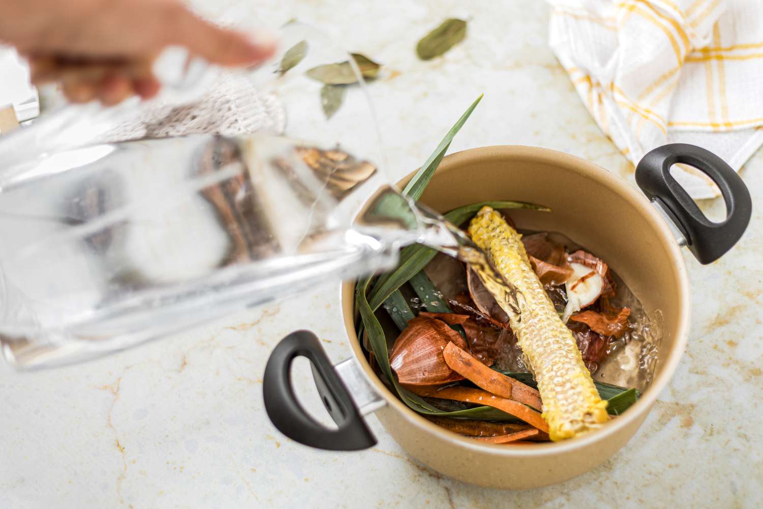 Upcycling vegetable leftovers as a delicious broth.