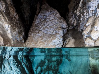 An underground cave that houses the thermal aquifer situated a few tens of meters from the surface.